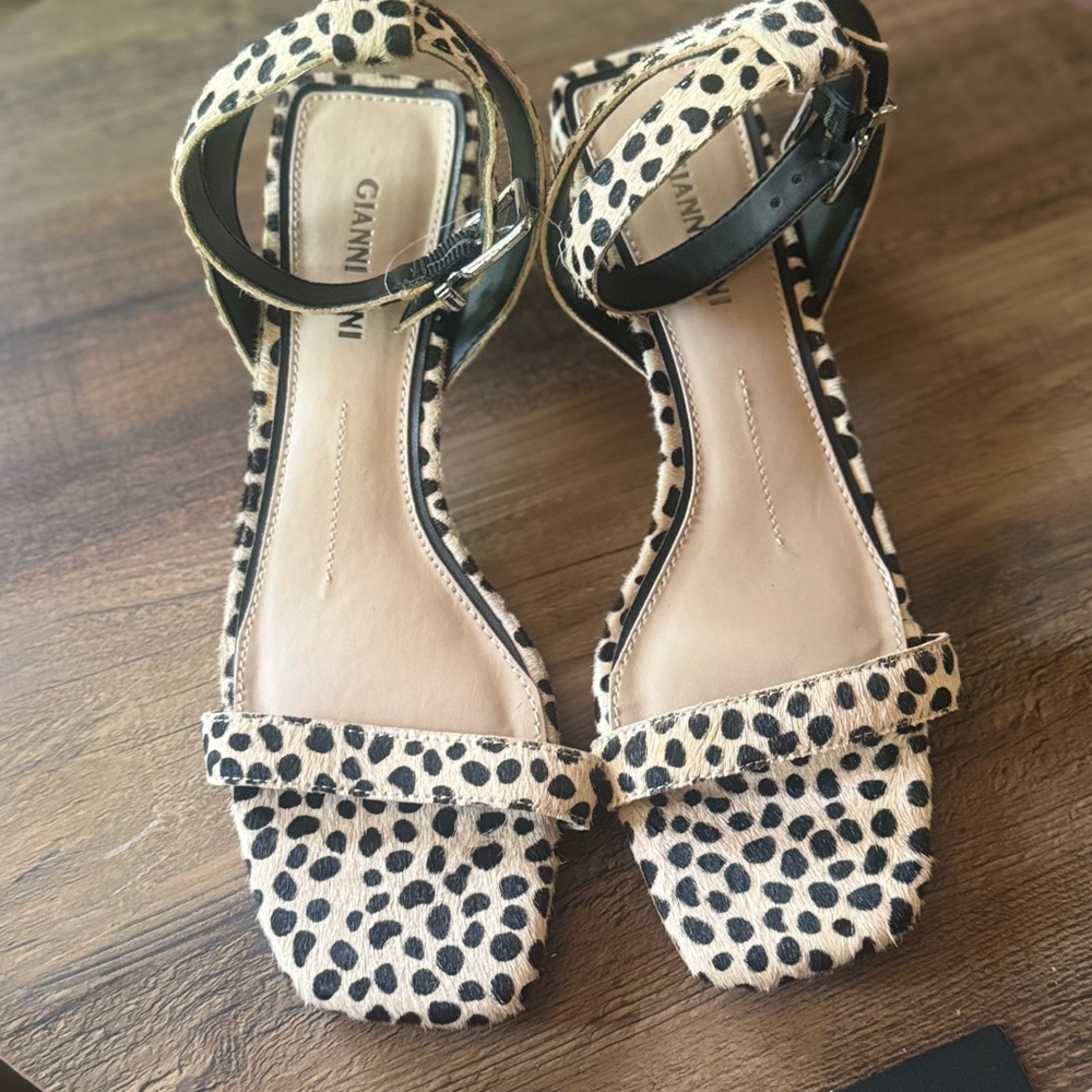 Gianni Bini Black and Cream Sandals with Animal Print